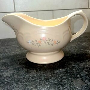 Pflaltzgraff gravy boat. Remberance pattern. In like new condition. 6x4